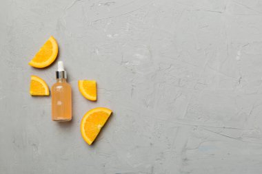 Portakal meyveli şişeler ahşap arka planda gerekli yağ. Kopyalama alanı olan alternatif tıp üst görünümü.