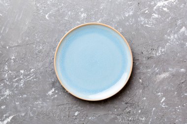 Beton zemin üzerinde boş mavi plaka üst görünümü. Tasarımın için boş boşluk.