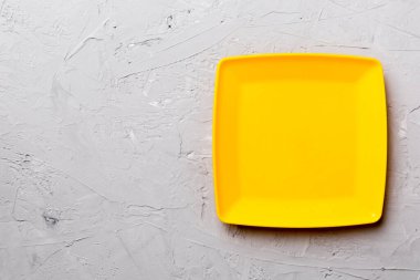 Çimento arka planındaki boş kare plakanın üst görünümü. Tasarımın için boş boşluk.