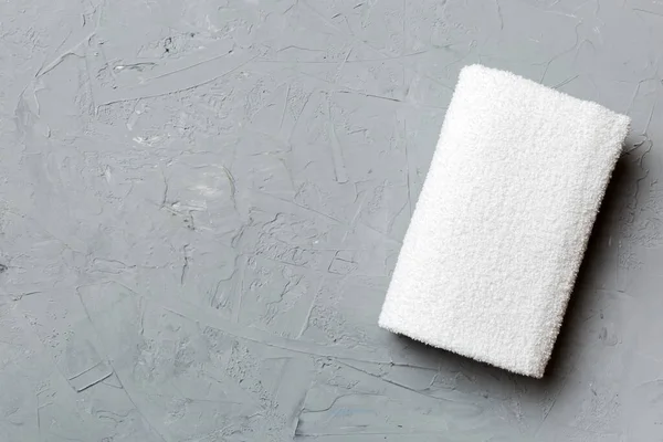 Renkli arkaplanda kopyalama alanı olan beyaz havluların üst görünümü.