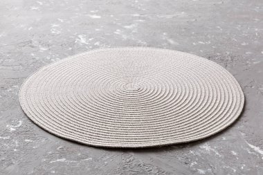 Çimento arka planında yemek için yuvarlak masa örtüsü manzarası. Tasarımın için boş boşluk.