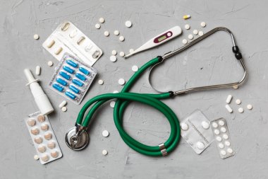 Tıbbi geçmişi var. Masada steteskoplu bir sürü ilaç ya da hap var. Kapatın. Sağlık hizmetleri eczanesi ve tıp konsepti.