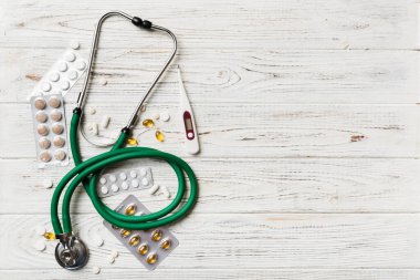 Tıbbi geçmişi var. Masada steteskoplu bir sürü ilaç ya da hap var. Kapatın. Sağlık hizmetleri eczanesi ve tıp konsepti.