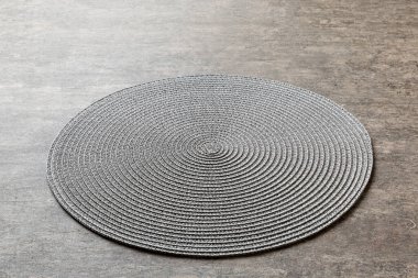 Çimento arka planında yemek için yuvarlak masa örtüsü manzarası. Tasarımın için boş boşluk.