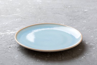 Beton zemin üzerinde boş mavi plakanın perspektif görünümü. Tasarımın için boş boşluk.