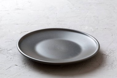 Beton zemin üzerinde boş siyah plaka perspektif görünümü. Tasarımın için boş boşluk.