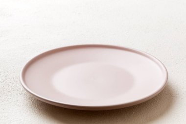 Çimento arka planında boş pembe plaka manzarası. Tasarımın için boş boşluk.