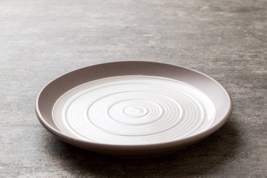 Ahşap zemin üzerinde boş ışık plakası perspektifi. Tasarımın için boş boşluk.