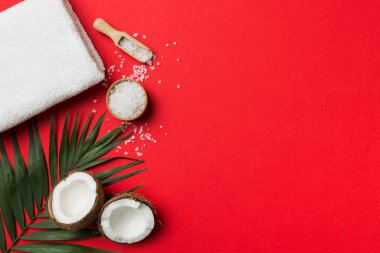 Hindistan cevizi yağı dolu kavanozlar ve renkli arka planda kozmetik kremi. Üst Manzara. Metnin için boş yer. Doğal spa Hindistan cevizi kozmetik ve organik tedavi konsepti Hindistan cevizi spa bileşimi.