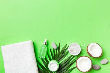 Hindistan cevizi yağı dolu kavanozlar ve renkli arka planda kozmetik kremi. Üst Manzara. Metnin için boş yer. Doğal spa Hindistan cevizi kozmetik ve organik tedavi konsepti Hindistan cevizi spa bileşimi.