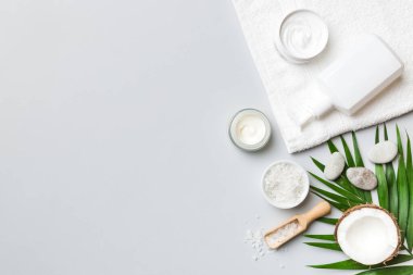 Hindistan cevizi yağı dolu kavanozlar ve renkli arka planda kozmetik kremi. Üst Manzara. Metnin için boş yer. Doğal spa Hindistan cevizi kozmetik ve organik tedavi konsepti Hindistan cevizi spa bileşimi.