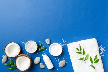 Hindistan cevizi yağı dolu kavanozlar ve renkli arka planda kozmetik kremi. Üst Manzara. Metnin için boş yer. Doğal spa Hindistan cevizi kozmetik ve organik tedavi konsepti Hindistan cevizi spa bileşimi.