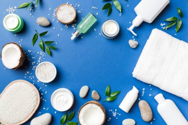 Hindistan cevizi yağı dolu kavanozlar ve renkli arka planda kozmetik kremi. Üst Manzara. Metnin için boş yer. Doğal spa Hindistan cevizi kozmetik ve organik tedavi konsepti Hindistan cevizi spa bileşimi.