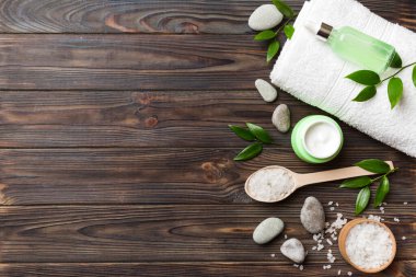 Hindistan cevizi yağı dolu kavanozlar ve renkli arka planda kozmetik kremi. Üst Manzara. Metnin için boş yer. Doğal spa Hindistan cevizi kozmetik ve organik tedavi konsepti Hindistan cevizi spa bileşimi.