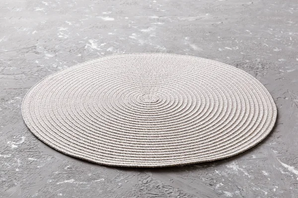 Çimento arka planında yemek için yuvarlak masa örtüsü manzarası. Tasarımın için boş boşluk.