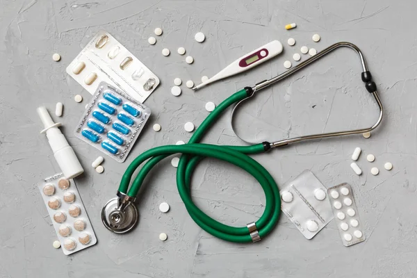 Tıbbi geçmişi var. Masada steteskoplu bir sürü ilaç ya da hap var. Kapatın. Sağlık hizmetleri eczanesi ve tıp konsepti.