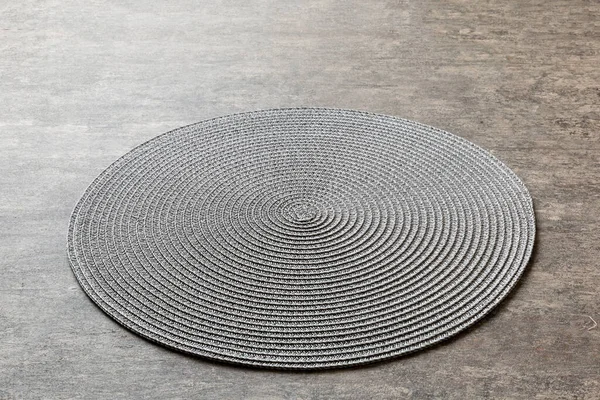 Çimento arka planında yemek için yuvarlak masa örtüsü manzarası. Tasarımın için boş boşluk.