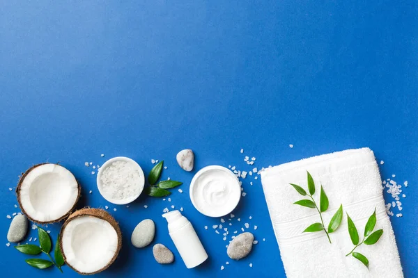 Hindistan cevizi yağı dolu kavanozlar ve renkli arka planda kozmetik kremi. Üst Manzara. Metnin için boş yer. Doğal spa Hindistan cevizi kozmetik ve organik tedavi konsepti Hindistan cevizi spa bileşimi.