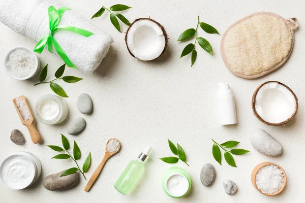 Hindistan cevizi yağı dolu kavanozlar ve renkli arka planda kozmetik kremi. Üst Manzara. Metnin için boş yer. Doğal spa Hindistan cevizi kozmetik ve organik tedavi konsepti Hindistan cevizi spa bileşimi.