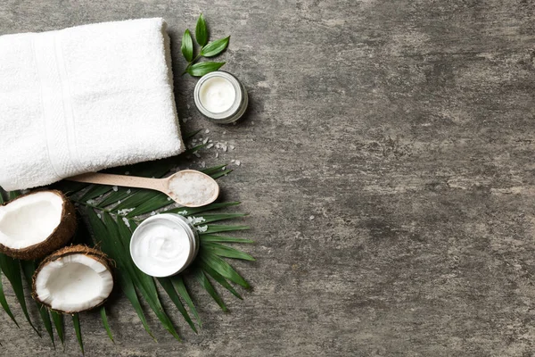 Hindistan cevizi yağı dolu kavanozlar ve renkli arka planda kozmetik kremi. Üst Manzara. Metnin için boş yer. Doğal spa Hindistan cevizi kozmetik ve organik tedavi konsepti Hindistan cevizi spa bileşimi.