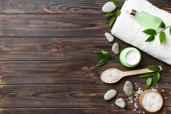 Hindistan cevizi yağı dolu kavanozlar ve renkli arka planda kozmetik kremi. Üst Manzara. Metnin için boş yer. Doğal spa Hindistan cevizi kozmetik ve organik tedavi konsepti Hindistan cevizi spa bileşimi.