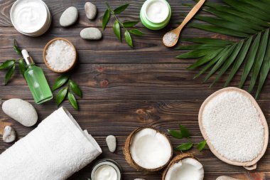 Hindistan cevizi yağı dolu kavanozlar ve renkli arka planda kozmetik kremi. Üst Manzara. Metnin için boş yer. Doğal spa Hindistan cevizi kozmetik ve organik tedavi konsepti Hindistan cevizi spa bileşimi.