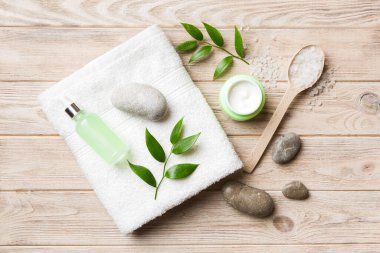 Hindistan cevizi yağı dolu kavanozlar ve renkli arka planda kozmetik kremi. Üst Manzara. Metnin için boş yer. Doğal spa Hindistan cevizi kozmetik ve organik tedavi konsepti Hindistan cevizi spa bileşimi.