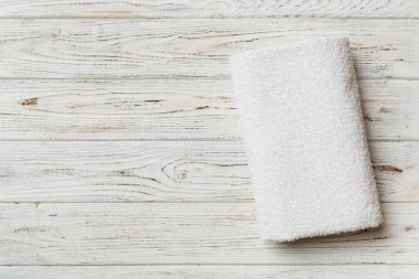 Renkli arkaplanda kopyalama alanı olan beyaz havluların üst görünümü.