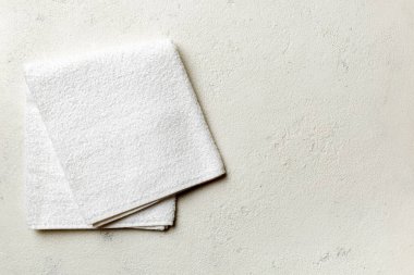 Renkli arkaplanda kopyalama alanı olan beyaz havluların üst görünümü.