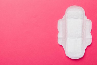 Kadın hijyen ürünleri ya da renkli arka planda hijyenik ped. Pastel renk. - Yakın çekim. Mesaj için boş bir yer. Kadın günlük hijyeni..