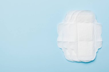 Kadın hijyen ürünleri ya da renkli arka planda hijyenik ped. Pastel renk. - Yakın çekim. Mesaj için boş bir yer. Kadın günlük hijyeni..