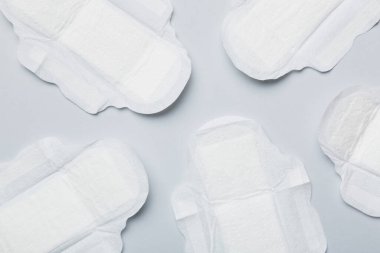 Kadın hijyen ürünleri ya da renkli arka planda hijyenik ped. Pastel renk. - Yakın çekim. Mesaj için boş bir yer. Kadın günlük hijyeni..