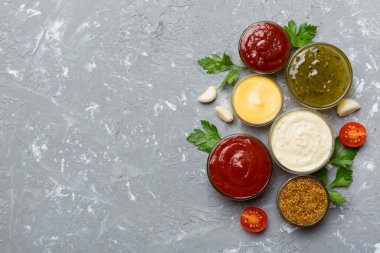 Masada bir sürü farklı sos ve bitki vardı, düz bir manzarası vardı. Baharatlı soslar sağlıklı konsept..