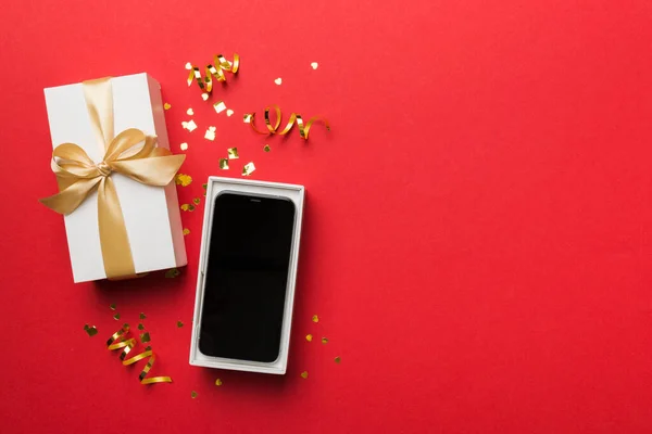 Öppnad Presentförpackning Med Guldband Och Smartphone Färg Bakgrund Ovanifrån Tomma — Stockfoto