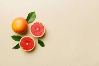 Renkli arka planda sulu greyfurt dilimli taze meyve greyfurdu. Üst Manzara. Uzayı kopyala yaratıcı yaz konsepti. Minimum düzlükte turunçgillerin yarısı kopyalama alanı ile yatar.