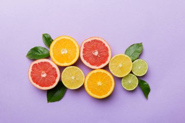 Meyve arkaplanı. Renkli masada renkli taze meyveler. Portakal, limon, greyfurt. Sağlıklı yazı kavramı için. Düz konum, üst görünüm, kopyalama alanı.