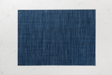 Çimento arka planındaki yemek için gri masa örtüsünün üst görüntüsü. Tasarımın için boş boşluk.