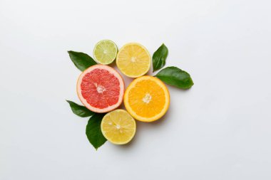 Meyve arkaplanı. Renkli masada renkli taze meyveler. Portakal, limon, greyfurt. Sağlıklı yazı kavramı için. Düz konum, üst görünüm, kopyalama alanı.