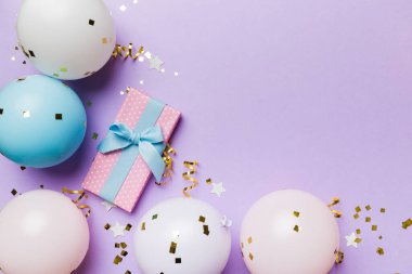 Renkli balon, hediye ve konfeti ile tatil geçmişi. Düz yatış stili. Kopya alanı olan doğum günü veya parti tebrik kartı.