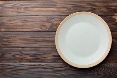 Ahşap zemin üzerinde boş ışık plakası üst görünümü. Tasarımın için boş boşluk.