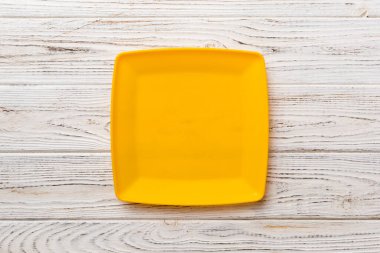 Ahşap zemin üzerinde boş kare plakanın üst görünümü. Tasarımın için boş boşluk.