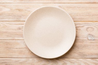 Ahşap zemin üzerinde boş ışık plakası üst görünümü. Tasarımın için boş boşluk.