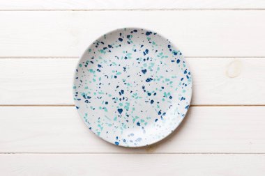 Ahşap zemindeki boş mavi tabağın üst görüntüsü. Tasarımın için boş boşluk.