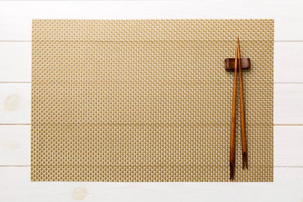 Två Ätpinnar Och Bambu Matta Trä Bakgrund Ovanifrån Kopiera Utrymme — Stockfoto
