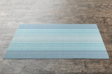 Çimento arka planında yemek için mavi masa örtüsünün perspektifi. Tasarımın için boş boşluk.