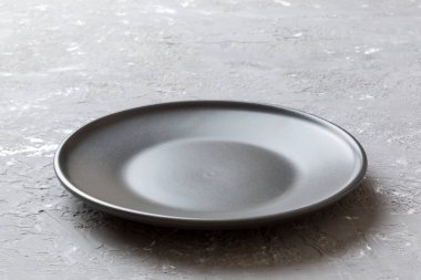 Beton zemin üzerinde boş siyah plaka perspektif görünümü. Tasarımın için boş boşluk.