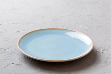 Beton zemin üzerinde boş mavi plakanın perspektif görünümü. Tasarımın için boş boşluk.