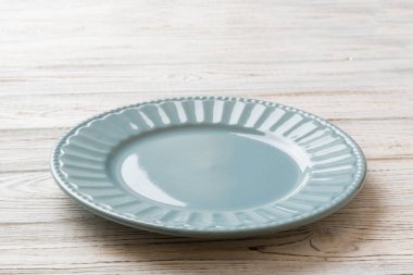 Çimento arka planındaki boş gri plakanın perspektif görüntüsü. Tasarımın için boş boşluk.