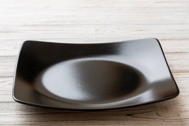 Ahşap zemindeki boş kare plakanın perspektif görüntüsü. Tasarımın için boş boşluk.