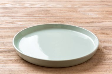 Ahşap zemin üzerinde boş mavi plakanın perspektif görüntüsü. Tasarımın için boş boşluk.